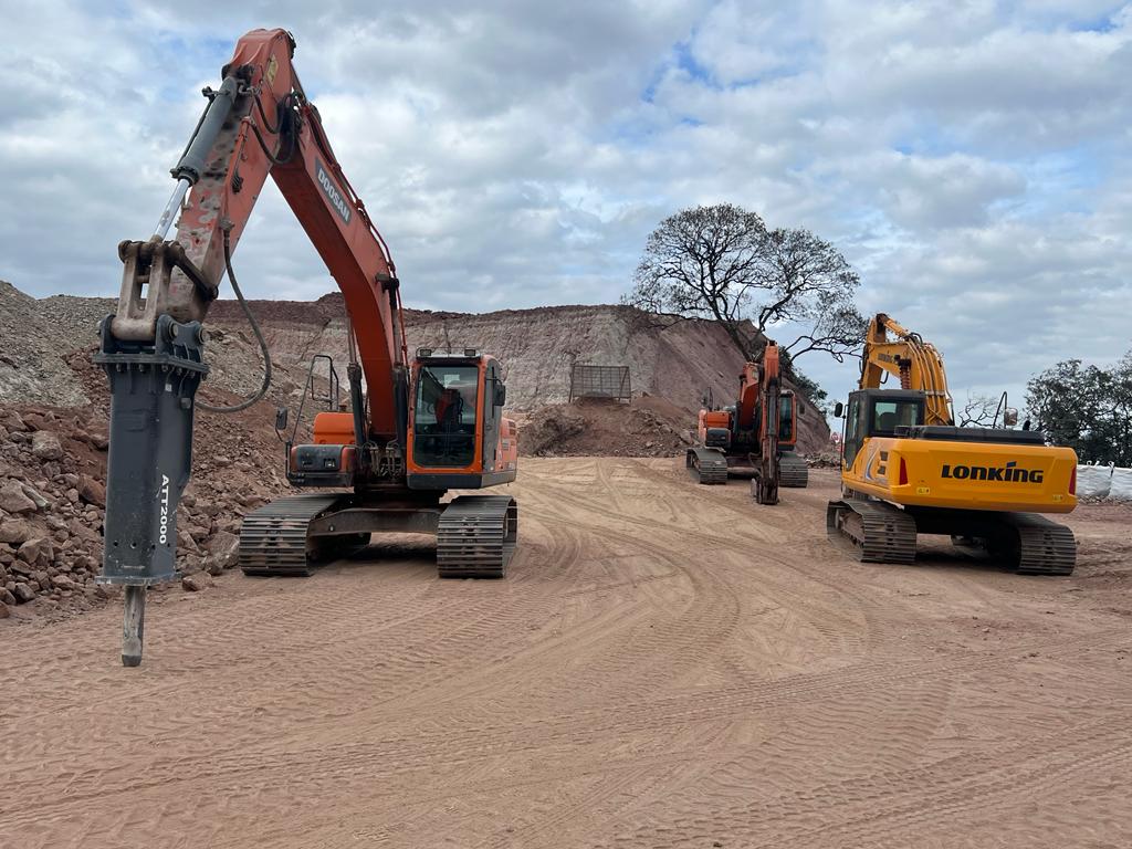 Frente de cantera con excavadoras y equipos pesados
